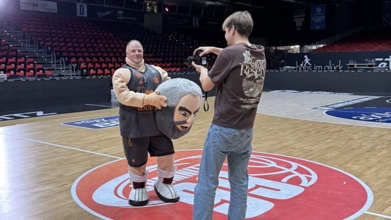 Eine Person macht ein Foto von Maskottchen Karli der Niners Chemnitz